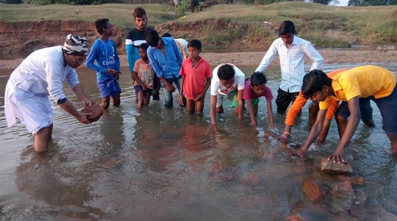 কাঁসাইয়ের গর্ভে জৈন স্থাপত্যের সন্ধান, খননকার্যের জন্য প্রশাসনের দ্বারস্থ স্থানীয়রা