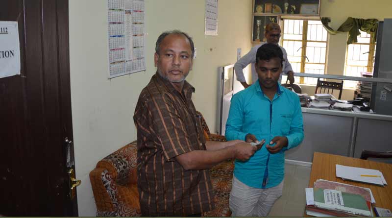 দালালের কাছে আটকে টাকা, উদ্যোগ নিয়ে ফিরিয়ে দিলেন মহকুমা শাসক