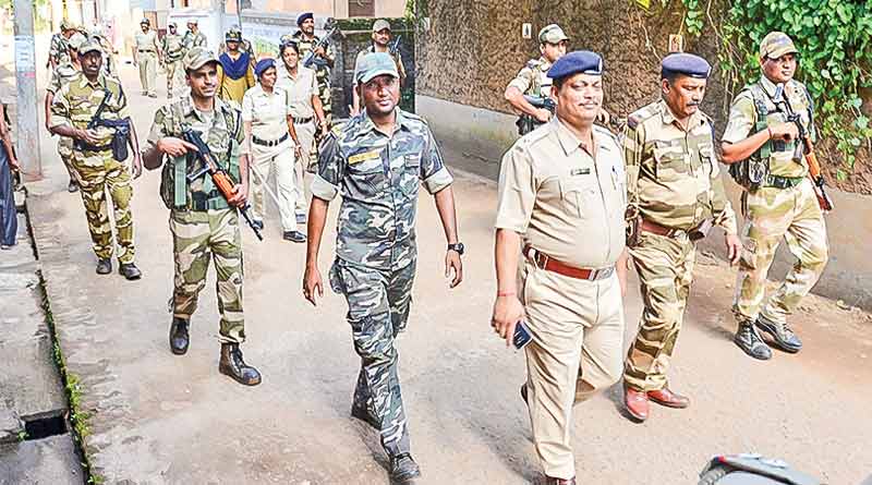 নির্বাচনের আগে খড়গপুরের স্কুলে কেন্দ্রীয় বাহিনী, পরীক্ষা চলায় বিপাকে পড়ুয়ারা