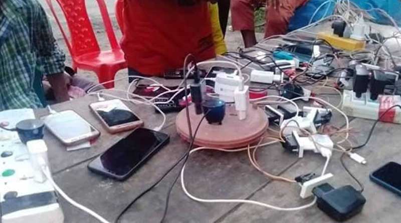 বুলবুলে বিদ্যুৎহীন গ্রাম, মোবাইল চার্জ করিয়ে পকেট ভরাচ্ছেন ব্যবসায়ীরা