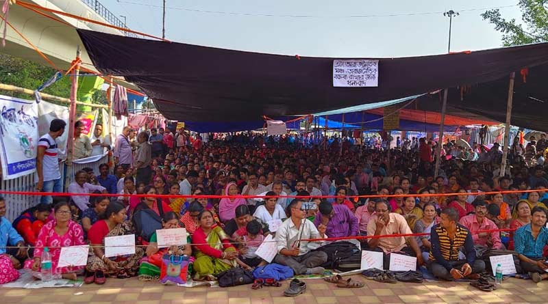 বেতনবৃদ্ধির দাবিতে ফের পথে পার্শ্বশিক্ষকরা, আজ থেকে আমরণ অনশন