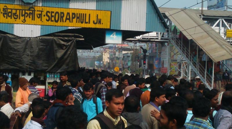 জগদ্ধাত্রী পুজোয় বাড়তি ভিড়, শেওড়াফুলিতে চলন্ত ট্রেন থেকে পড়ে মৃত্যু ২ যাত্রীর