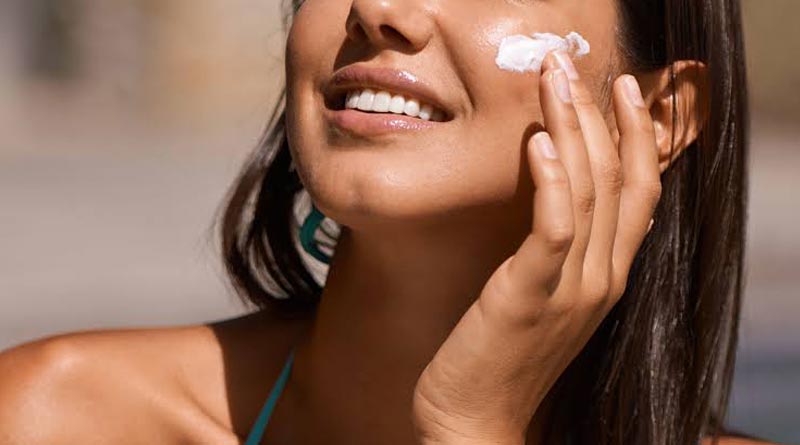 This is how you can apply sunscreen with make up