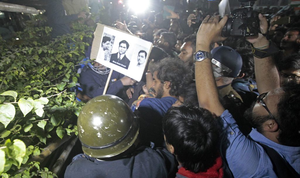 CAA বিরোধিতায় কলকাতার পথে ছাত্রসমাজ, পুলিশের সঙ্গে সংঘর্ষে জড়াল পড়ুয়ারা