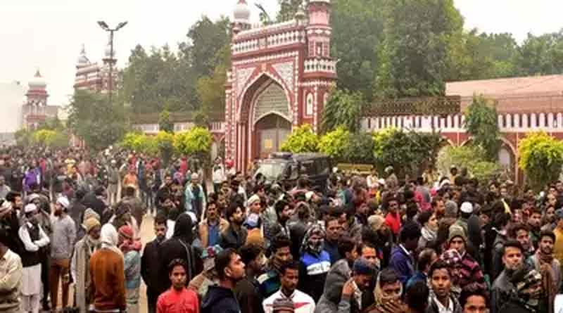 পুলিশের রিভলবার ছিনতাইয়ের চেষ্টা! অভিযুক্ত আলিগড়ের ছাত্র নেতা-সহ ১৩০০