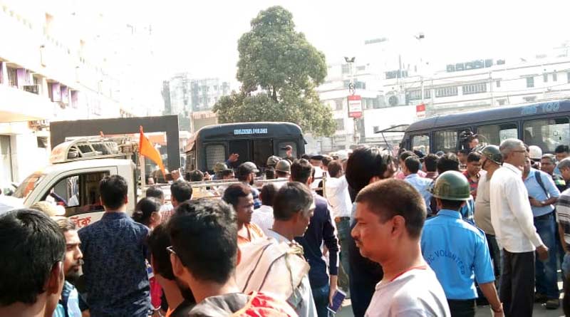 Hindu Jagaran Mancha members clash with police in Kolkata