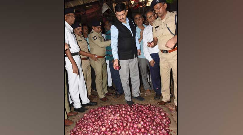 CP Anuj Sharma visits Sealdah Market to see onion sale