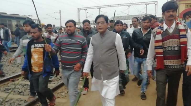 CAA’র প্রতিবাদে রণক্ষেত্র তিলডাঙা স্টেশন, লাঠি হাতে পরিস্থিতি সামাল বিধায়কের
