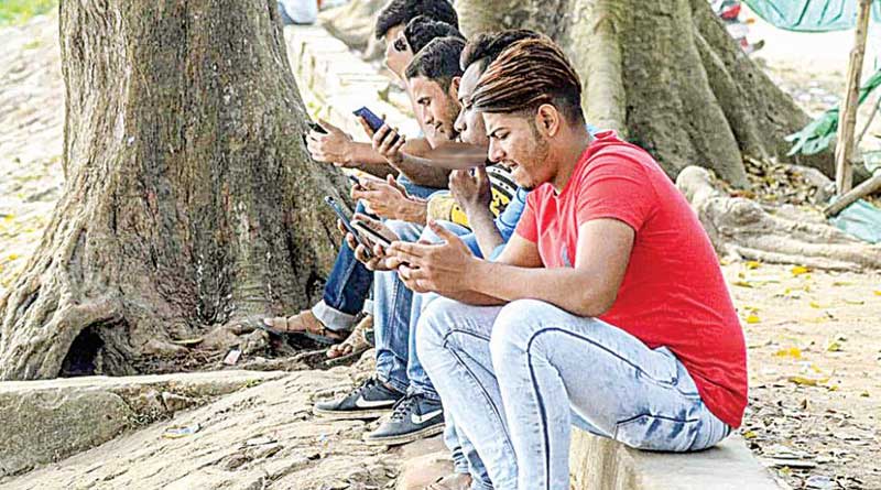 প্রশাসনের নির্দেশে এলাকায় বন্ধ ইন্টারনেট, পরিষেবা পেতে ভাগীরথীর ধারে ভিড়