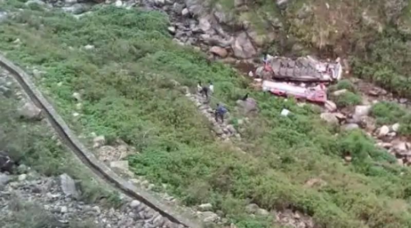 নিয়ন্ত্রণ হারিয়ে খাদে উলটে পড়ল বাস, নেপালে মৃত কমপক্ষে ১৪