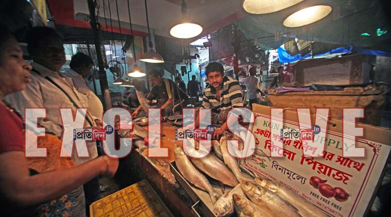 Kolkata fish seller now offers free onion with Hilsa fish