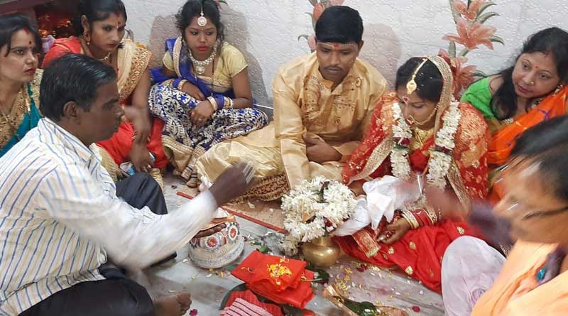 পুত্রশোক ভুলে দাঁড়িয়ে থেকে বউমার বিয়ে দিলেন শ্বশুর