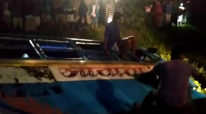 অন্ধকারে নিয়ন্ত্রণ হারিয়ে নয়ানজুলিতে উলটে গেল বাস, আহত বেশ কয়েকজন