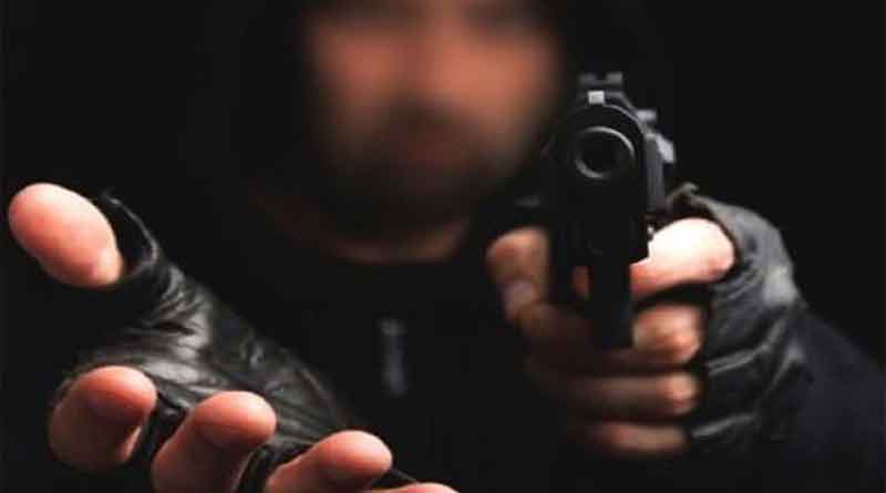 Dacoity in kalna by pointing gun to women of the house