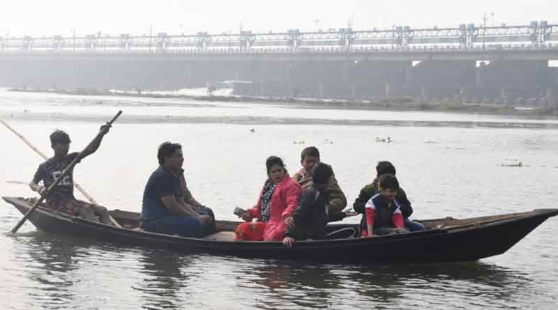 Tourists travel into the river Damodar without life jacket