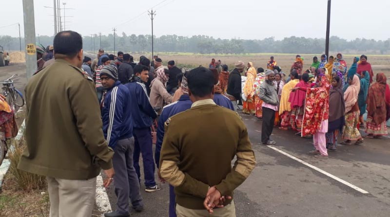 কারখানার নিয়োগেও সিন্ডিকেটের দাপট, প্রতিবাদে বিক্ষোভে শামিল গ্রামবাসীরা