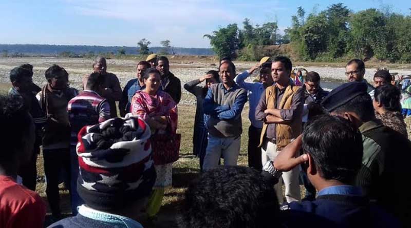 গ্রামবাসীদের সমস্যার কথা শুনতে নদী পেরিয়ে, হেঁটে গ্রামে পৌঁছলেন জেলাশাসক