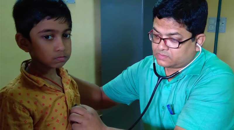 একটানা আট ঘণ্টায় ৩০১ জন রোগীর চিকিৎসা, নজির গড়লেন কাঁথির চিকিৎসক