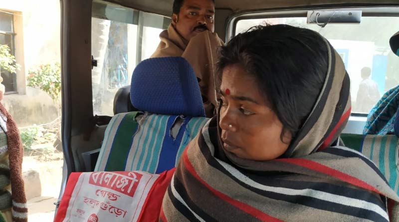 কুড়িয়ে পাওয়া এটিএম কার্ডের সঙ্গে কাগজে লেখা পিন, সহজেই টাকা হাতিয়ে গ্রেপ্তার মহিলা