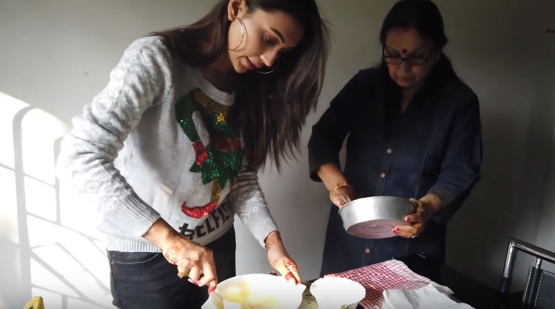 Actress Mimi Chakraborty made cake with her mother