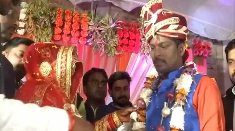 ফুলের পরিবর্তে মালাবদলে পিঁয়াজ! বর-কনের বিয়ের ছবি ভাইরাল নেটদুনিয়ায়