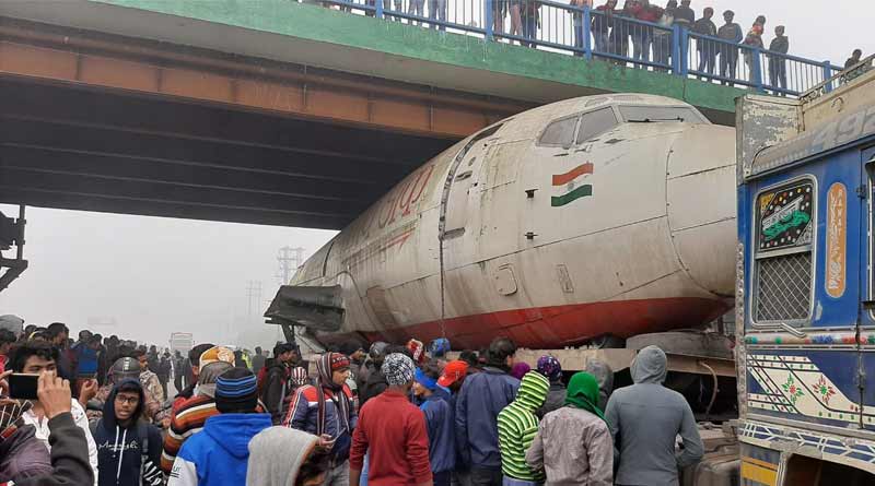 ফ্লাইওভারের নিচে আটকে পেল্লাই বিমান, সাতসকালে হইচই দুর্গাপুরে