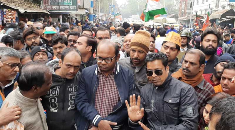 CAA’র সমর্থনে বিজেপির মিছিলে বাধা, উত্তরপাড়ায় রাস্তা আটকে বিক্ষোভ