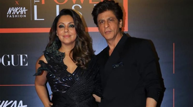 Shah Rukh Khan holds train of Gauri Khan’s gown at awards night