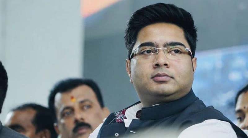 দর্শকাসনে মোটে শ’দেড়েক লোক! নাম ঘোষণার পরও বক্তব্য না রেখে মঞ্চ ছাড়লেন অভিষেক