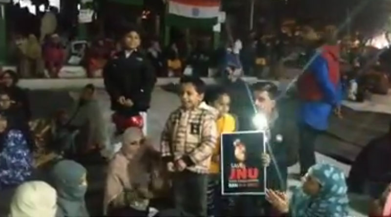 Child shouts Azadi slogan at Park Circus anti-CAA rally