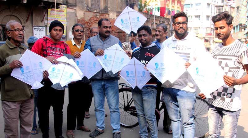 ‘দিদিকে বলো’ লেখা ঘুড়ি উড়িয়ে CAA’র প্রতিবাদ, ব্যতিক্রমী উদ্যোগ কাউন্সিলরের