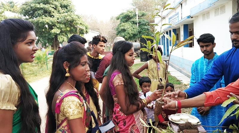 পরিবেশ রক্ষার উদ্যোগ, সরস্বতী পুজোর প্রসাদের সঙ্গে দেওয়া হল চারাগাছ