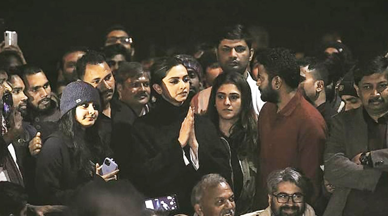 JNU-তে স্লোগান দিচ্ছেন কানহাইয়া, মুগ্ধ নয়নে দেখলেন দীপিকা
