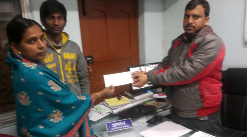 আর্থিক অনটনে বন্ধ পড়াশোনা, ‘দিদিকে বলো’য় ফোন করে মিটল সমস্যা
