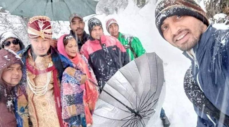৪ কিলোমিটার বরফের রাস্তা হেঁটে বিয়ের আসরে যুবক, প্রেমের জোয়ারে ভাসছে নেটদুনিয়া