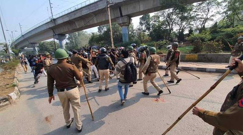 Delhi police stoped rally of Jamia Milia University's students.