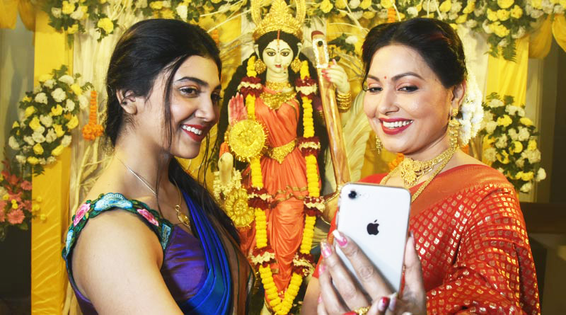 বসন্ত পঞ্চমীতে উৎসবের আমেজে মেতে আট থেকে আশি, দেখুন ফটো অ্যালবাম
