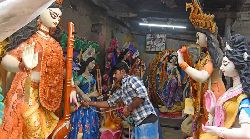 স্কুল-কলেজ বন্ধ, সরস্বতী প্রতিমা বিক্রি নিয়ে ঘোর অনিশ্চয়তায় কুমোরটুলির মৃৎশিল্পীরা