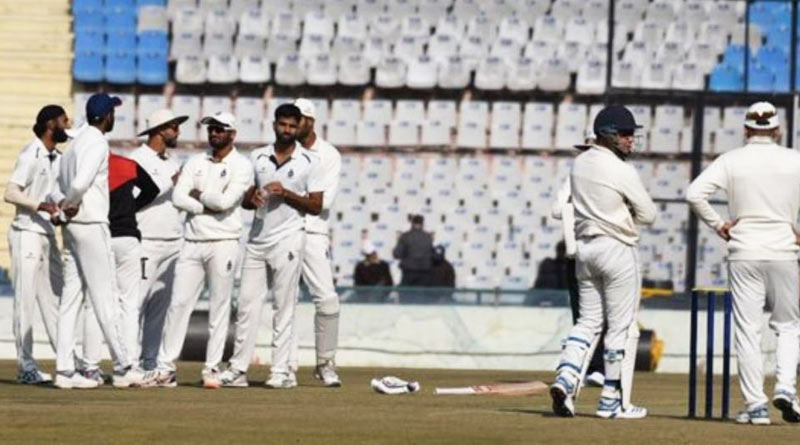 মাঠের মধ্যেই আম্পায়ারের সঙ্গে বচসা শুভমান গিলের, রনজি ম্যাচে উত্তেজনা