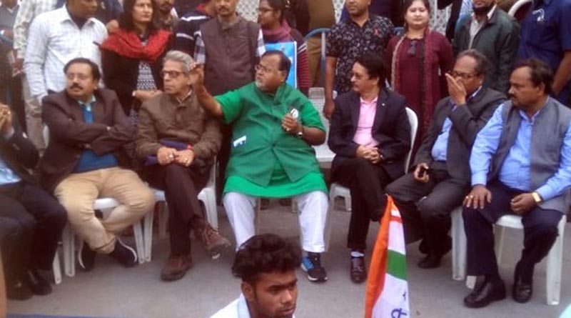 রাজ্যপালের বৈঠকে না গিয়ে টিএমসিপির ধরনা মঞ্চে ৩ উপাচার্য, বিতর্ক শিক্ষা মহলে