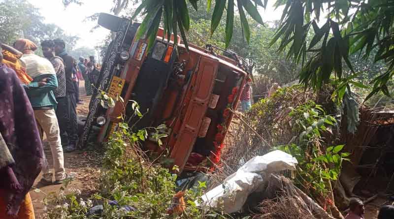 গলসিতে ভয়াবহ দুর্ঘটনা, বালি বোঝাই লরি চাপা পড়ে মৃত দুই শিশু-সহ ৫