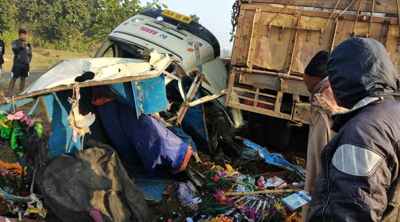 পুরুলিয়া-বরাকর রাজ্য সড়কে দুর্ঘটনা, লরির চাকায় পিষ্ট হয়ে মৃত্যু ২ ছৌশিল্পীর