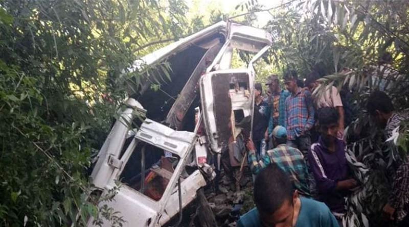 নিয়ন্ত্রণ হারিয়ে খাদে পড়ল যাত্রীবোঝাই বাস, কাশ্মীরে মৃত কমপক্ষে ১০