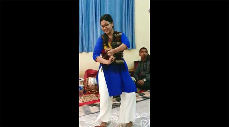 সরস্বতী পুজোর ঘরোয়া অনুষ্ঠানে নেচেই নেটিজেনদের মন জয় স্বাস্থ্যকর্মীর