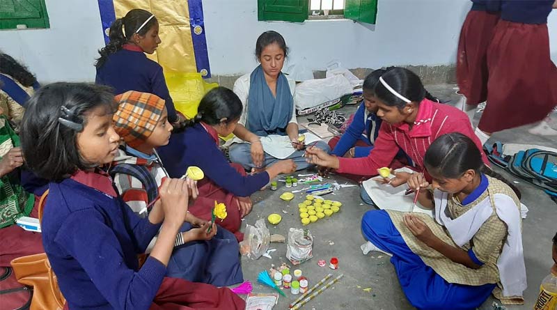 দুর্গাপুরের স্কুলে চমক, তথাকথিত প্রথা ভেঙে সরস্বতী পুজোয় পুরোহিতের আসনে তিন ছাত্রী