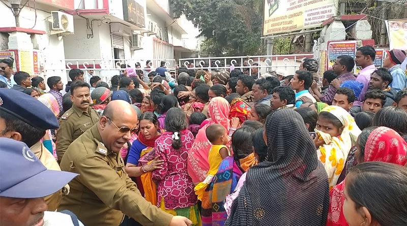 আধার কার্ড সংশোধনের লাইনে বিশৃঙ্খলা, অসুস্থ হয়ে হাসপাতালে মালদহের তরুণী