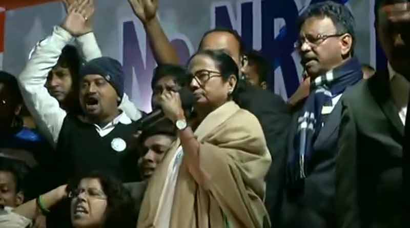 আঁতাতের অভিযোগে ধরনা মঞ্চ ঘিরে বিক্ষোভ বাম পড়ুয়াদের, শান্ত করলেন মমতা