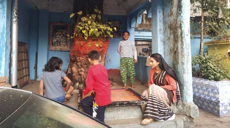 শুটিংয়ের ফাঁকে হালকা মেজাজে মিমি, ক্যারম খেললেন খুদেদের সঙ্গে