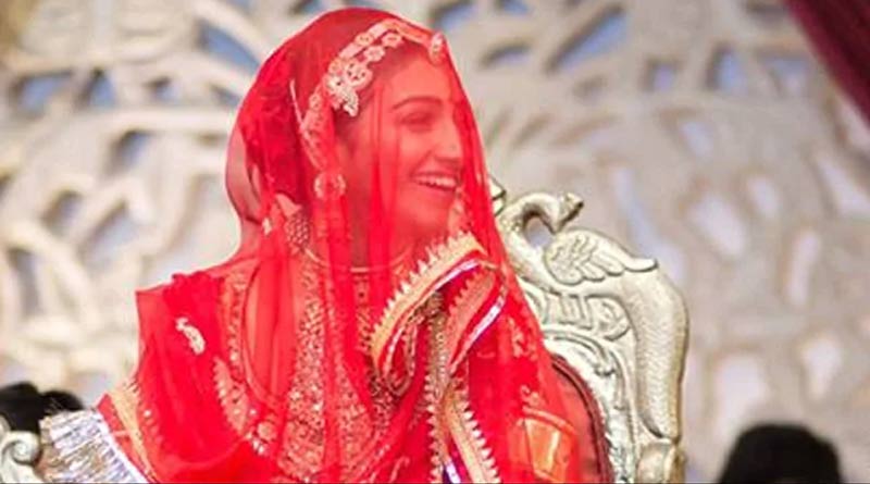 ‘ঘোমটা কেন’, অভিনেত্রীর বিয়ের ছবি নিয়ে সমালোচনার ঝড় নেটদুনিয়ায়