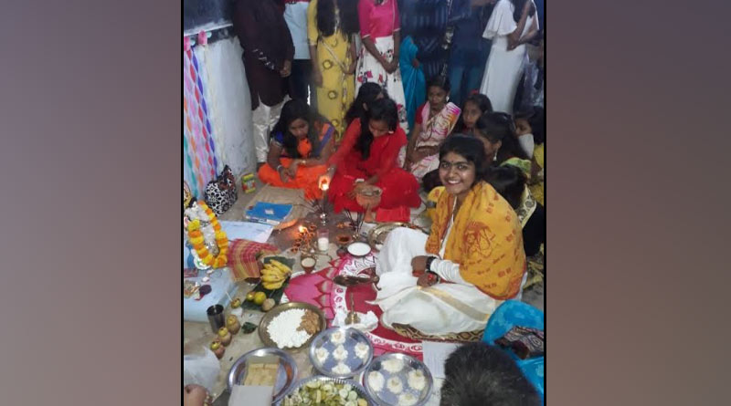 ফের প্রথা ভেঙে সরস্বতী পুজো, শিলিগুড়ির স্কুলে পুরোহিতের আসনে একাদশ শ্রেণির ছাত্রী